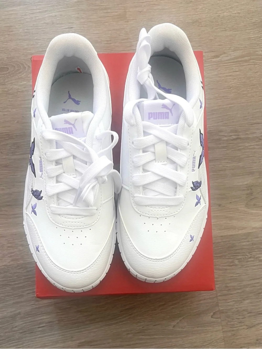 Puma White Sneakers with Lavender Graphic Accents - Kids size 3.5